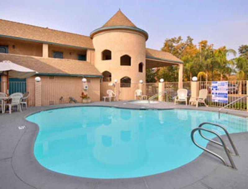 Super 8 By Wyndham Bakersfield South Ca Motel Exterior foto