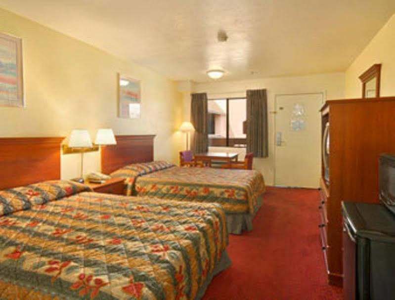 Super 8 By Wyndham Bakersfield South Ca Motel Exterior foto